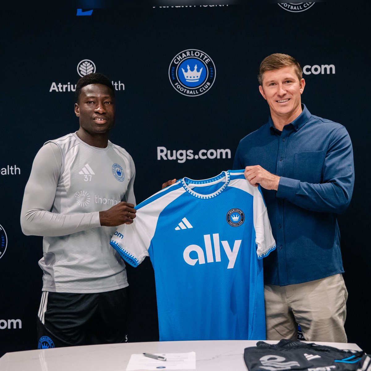 JoueursBJ's tweet photo. 🚨🗣️Zoran Krneta, Directeur Général de Charlotte FC après la signature du nouveau contrat de Rodolfo Aloko🇧🇯 : 

« Rodolfo Aloko est un nouvel exemple de nos jeunes talents prometteurs issus de notre filière de formation, et nous sommes ravis de le voir intégrer si rapidement l'équipe première. » 

« Lorsque nous l'avons recruté en septembre, nous savions qu'il était un jeune joueur prometteur, mais qu'il avait besoin de s'adapter à un nouveau marché. Nous avons été impressionnés par ses performances durant la pré-saison, avec Crown Legacy et lors de la CAN avec le Bénin. Sa polyvalence en attaque, ses excellentes qualités physiques et son éthique de travail irréprochable lui permettront de continuer à progresser rapidement. »