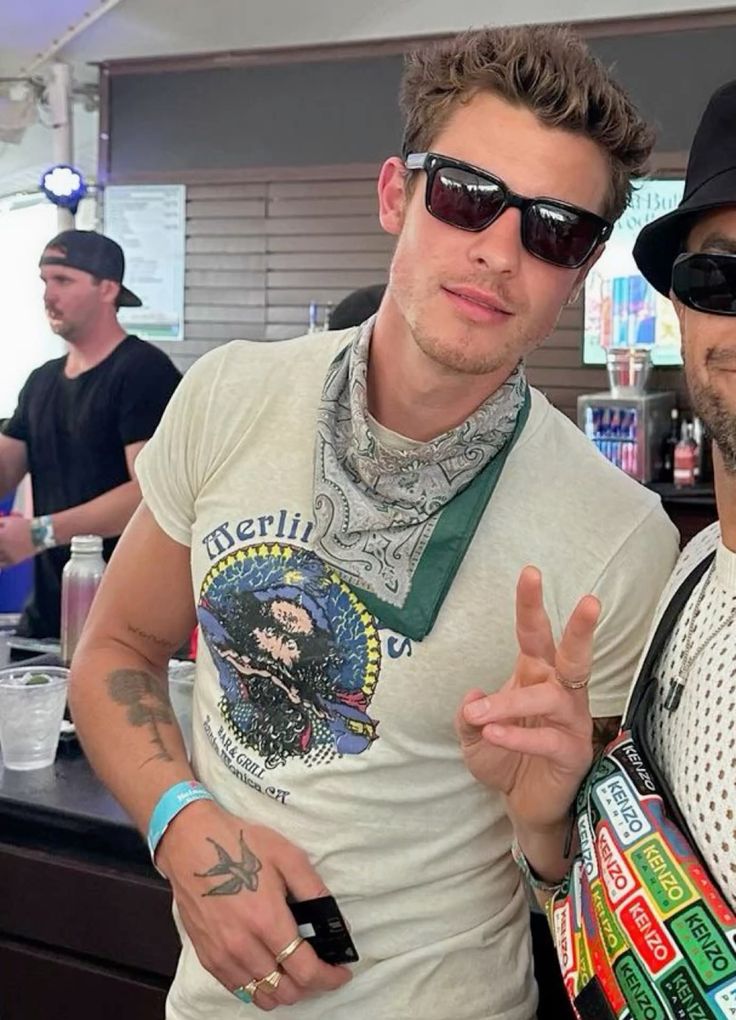 ShawnMendesHour's tweet photo. Shawn Mendes at Coachella https://t.co/fq9VGDTX2p