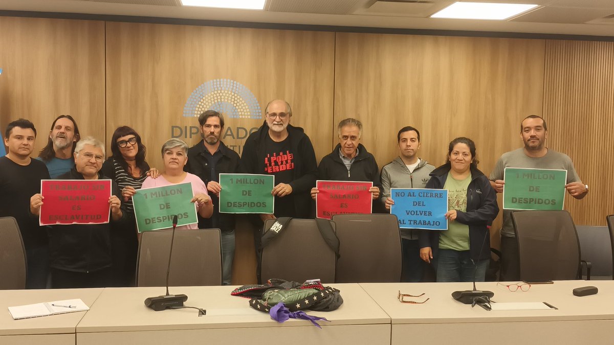 Los movimientos populares venimos encontrándonos con los bloques parlamentarios para alertar sobre el ajuste del gobierno a la economía popular.
Ayer nos reunimos con los bloques de UxP y el FIT para evaluar estrategias ante al recorte del salario de casi 1 millón de trabajadores