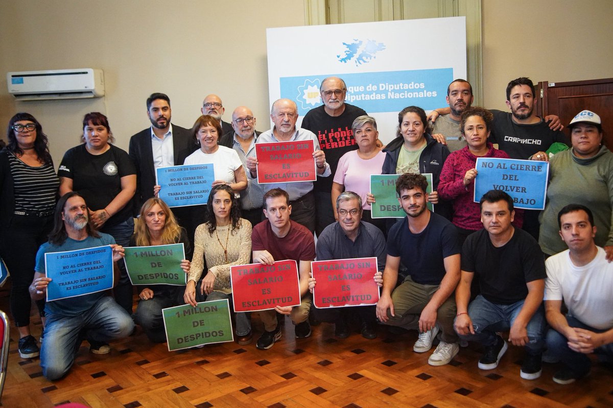UTEPoficial's tweet photo. Los movimientos populares venimos encontrándonos con los bloques parlamentarios para alertar sobre el ajuste del gobierno a la economía popular.
Ayer nos reunimos con los bloques de UxP y el FIT para evaluar estrategias ante al recorte del salario de casi 1 millón de trabajadores https://t.co/IPUWKKxWCX