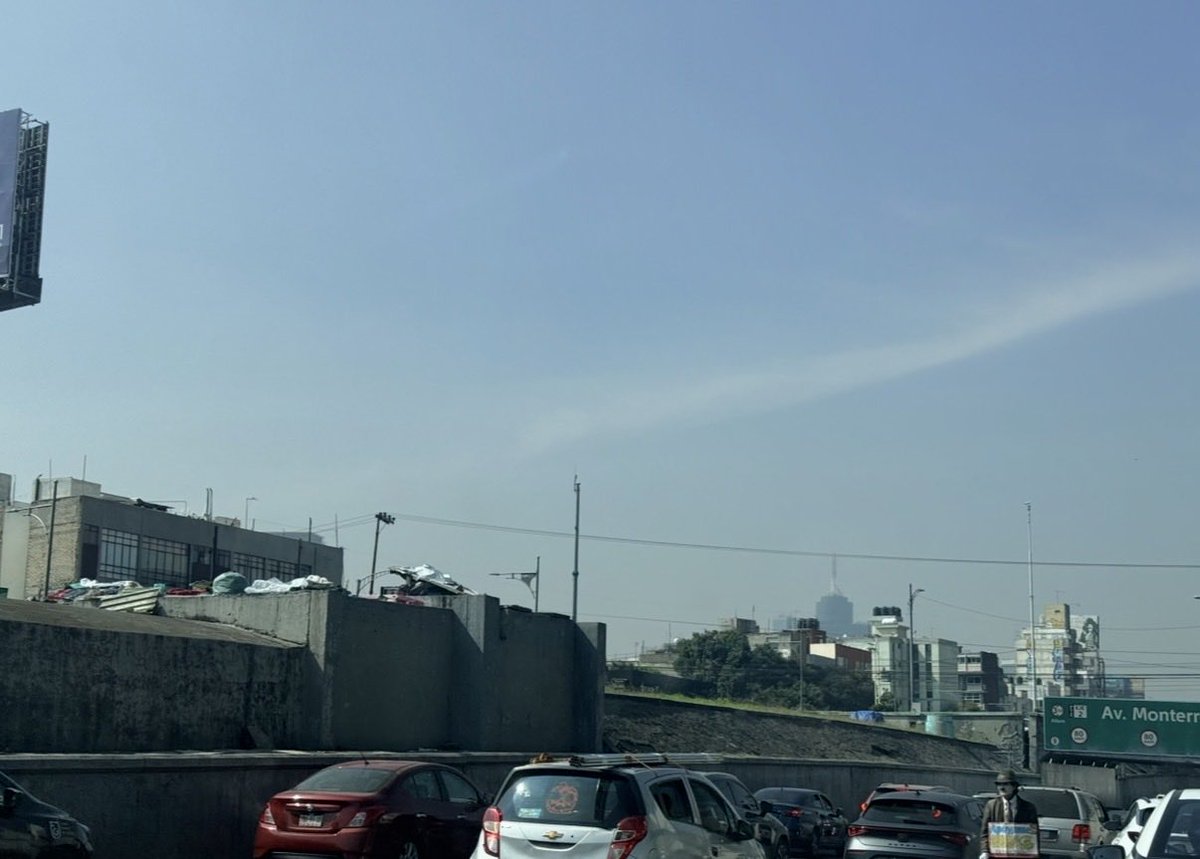 dianfraise's tweet photo. ¿Está bien tirar basura y otras cosas en carriles centrales? O cómo ha avanzado estos hogares temporales que ponen en  riesgo a quienes transitan ahí,es todo viaducto @AccionesBJ @BJAlcaldia @AlessandraRdlv https://t.co/QPUj29k8Zv