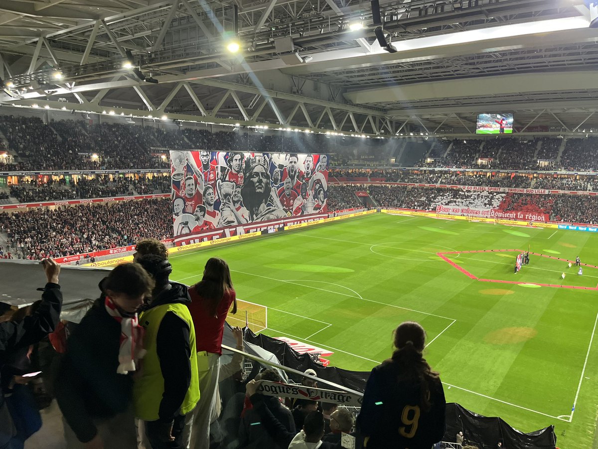 egbert_baarsma's tweet photo. Lille - Lens 3-0 

Een heerlijke derbysfeer tijdens de Derby du Nord. De wedstrijd werd 2 keer stilgelegd vanwege rook en spreekkoren. Lille was heer en meester op het veld, waardoor Lens helaas moet afhaken in de titelstrijd. #groundhopping https://t.co/vLOjf0x0sJ