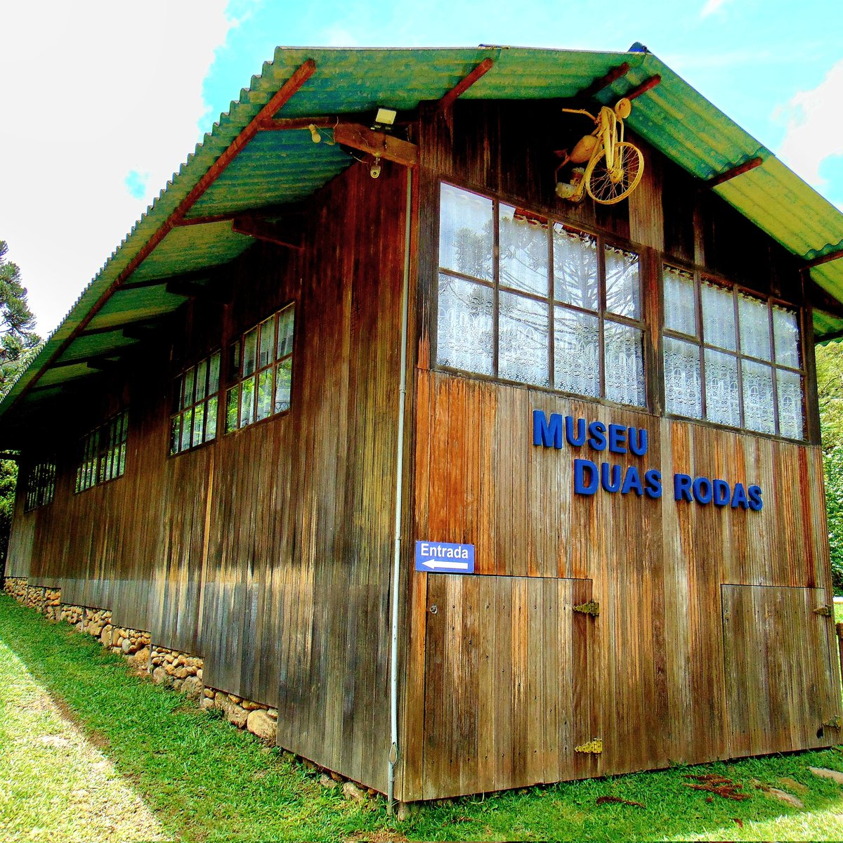 Edipo_Amaral's tweet photo. 🏍️ O Museu Duas Rodas, em Bocaina de Minas 🌄, reúne mais de 130 veículos antigos 🚲, sendo um dos acervos mais completos do país📒.

🛵 Com peças raras ⚙️ e ambiente histórico 🏛️, fica perto das cachoeiras 🌳, unindo cultura, natureza e nostalgia.
#MuseuDuasRodas #BocainaDeMinas https://t.co/0M9xk1QpQ7