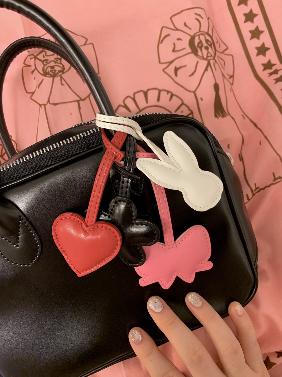 strawjerrycow's tweet image. 오늘의 쇼핑 일기

꼼데 가방 이거 사려고 매장 네군데 돌았고
마지막 매장에서 손에 넣음 ... 악🧑🏽‍🩰🧑🏽‍🩰💗

그리고 HAY에서 귀여운 손수건 발견해서
바로 겟 했는데 숙소 와서 보니까 “DOG SCARF” 라고 써져있음 .. 퐝당