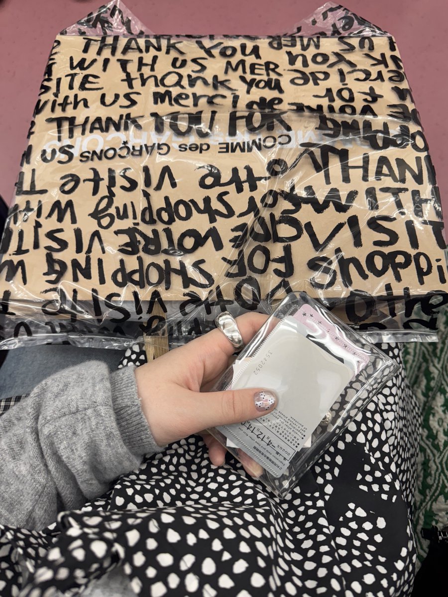 strawjerrycow's tweet image. 오늘의 쇼핑 일기

꼼데 가방 이거 사려고 매장 네군데 돌았고
마지막 매장에서 손에 넣음 ... 악🧑🏽‍🩰🧑🏽‍🩰💗

그리고 HAY에서 귀여운 손수건 발견해서
바로 겟 했는데 숙소 와서 보니까 “DOG SCARF” 라고 써져있음 .. 퐝당