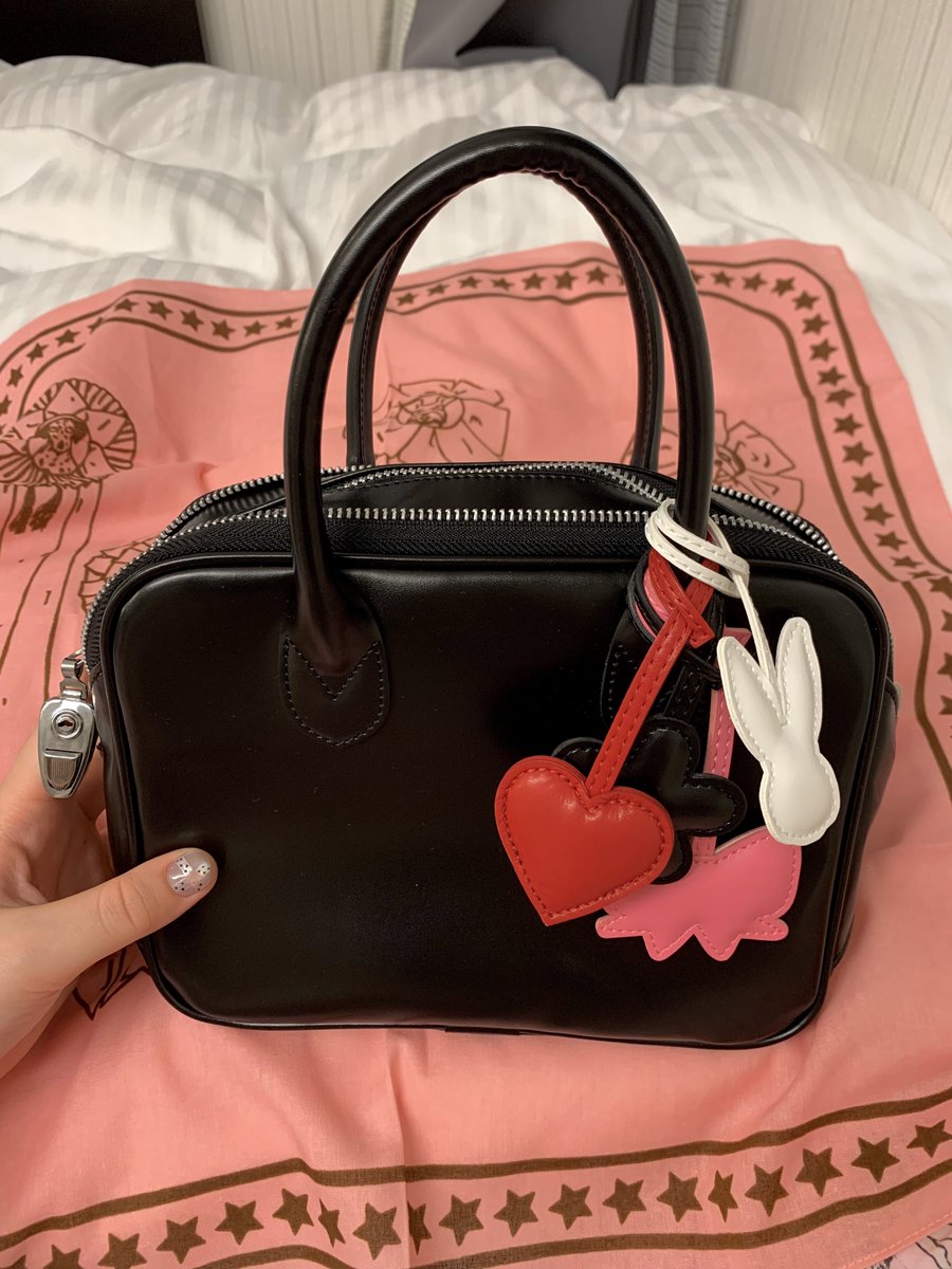 strawjerrycow's tweet image. 오늘의 쇼핑 일기

꼼데 가방 이거 사려고 매장 네군데 돌았고
마지막 매장에서 손에 넣음 ... 악🧑🏽‍🩰🧑🏽‍🩰💗

그리고 HAY에서 귀여운 손수건 발견해서
바로 겟 했는데 숙소 와서 보니까 “DOG SCARF” 라고 써져있음 .. 퐝당