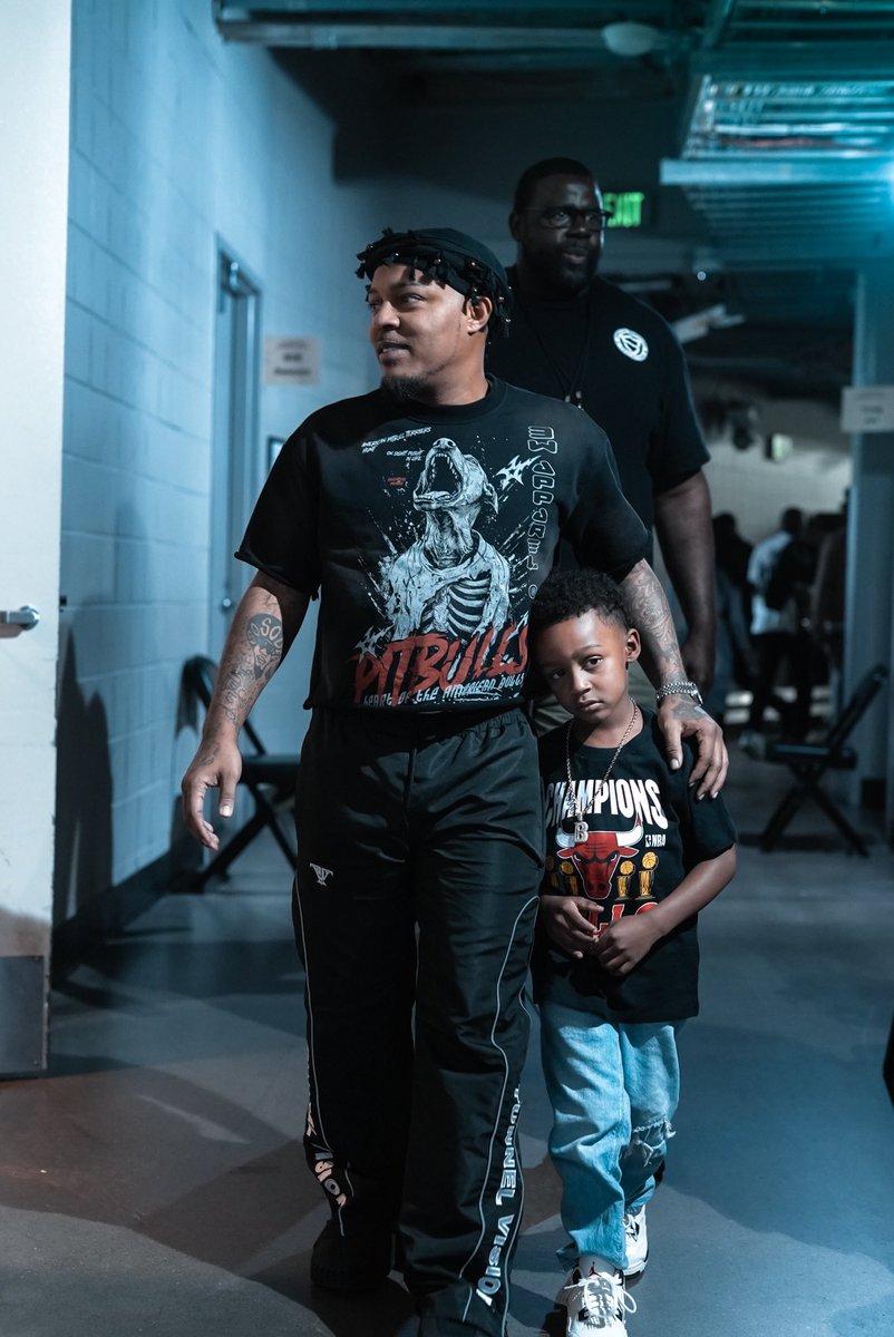 smoss's tweet photo. The stars popped out tonight! ATL THANK YOU WE DID AGAIN! #boys4lifetour https://t.co/7aSXCYjMYv
