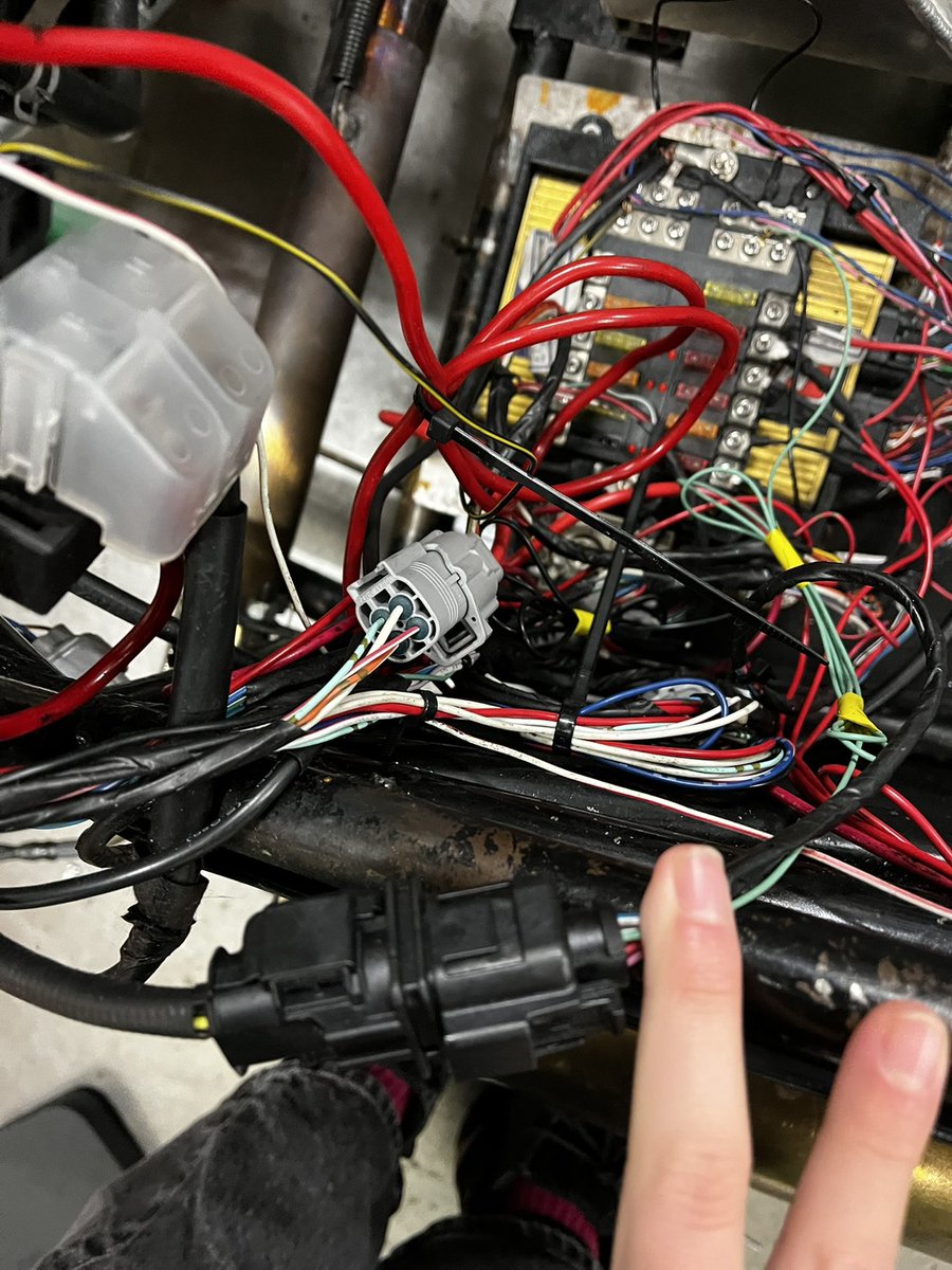 NEXT_Formula's tweet photo. パート紹介⑧
電装
電装の仕事は車両を動かすためにエンジンの制御を行うことです。車両に搭載されているエンジンを制御するためのコンピュータ（ECU）を操作します。また、配線を繋げて各パートで作成したものがきちんと動くようにしています。
#学生フォーミュラ 
#fsae 
#新潟大学
#春から新大 https://t.co/mKwUPDSfvV