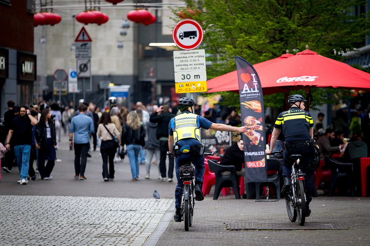 070online's tweet image. 070online.nl/2026/04/10/gro… | Grote handhavingsactie in centrum Den Haag: tientallen boetes en aanhoudingen | #070online #DenHaag #handhaving #politie #Koningskermis #veiligheid #verkeer #zwartri...