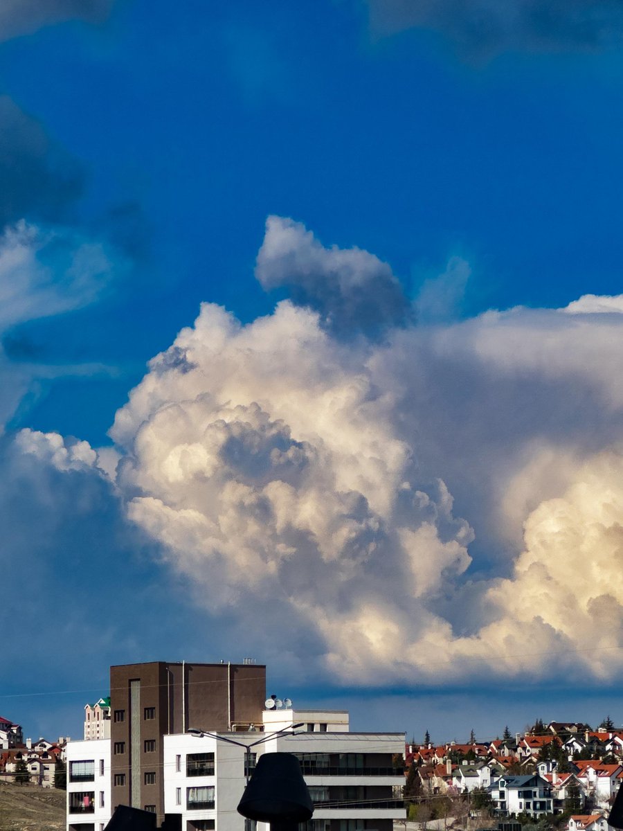 iekaradumann's tweet photo. Bugün #Ankara'dan;

Kar, yağmur, soğuk ve güneş hepsi bir arada.. Atmosferde ki karmaşa ve kararsızlık tekil sağanak hücrelerine, kümülonimbus bulutlarına neden olarak görsel şölen sundu ❄️🌧️⛅ https://t.co/IKmN1ntCZZ