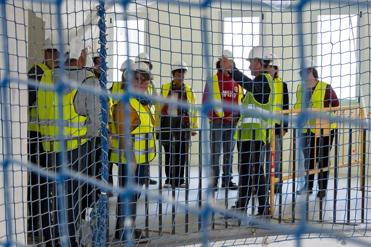 universitatURV's tweet photo. 🚧La comunitat de la Facultat de Ciències de l’Educació i Psicologia #URV ha comprovat avui l’avenç de les obres de remodelació de l’edifici. Les instal·lacions s'adapten a les noves necessitats de formació i permetran obrir l'Aula Magna a la societat.

👉https://t.co/Mlp9933bLk https://t.co/ZOlbw0I7Uq