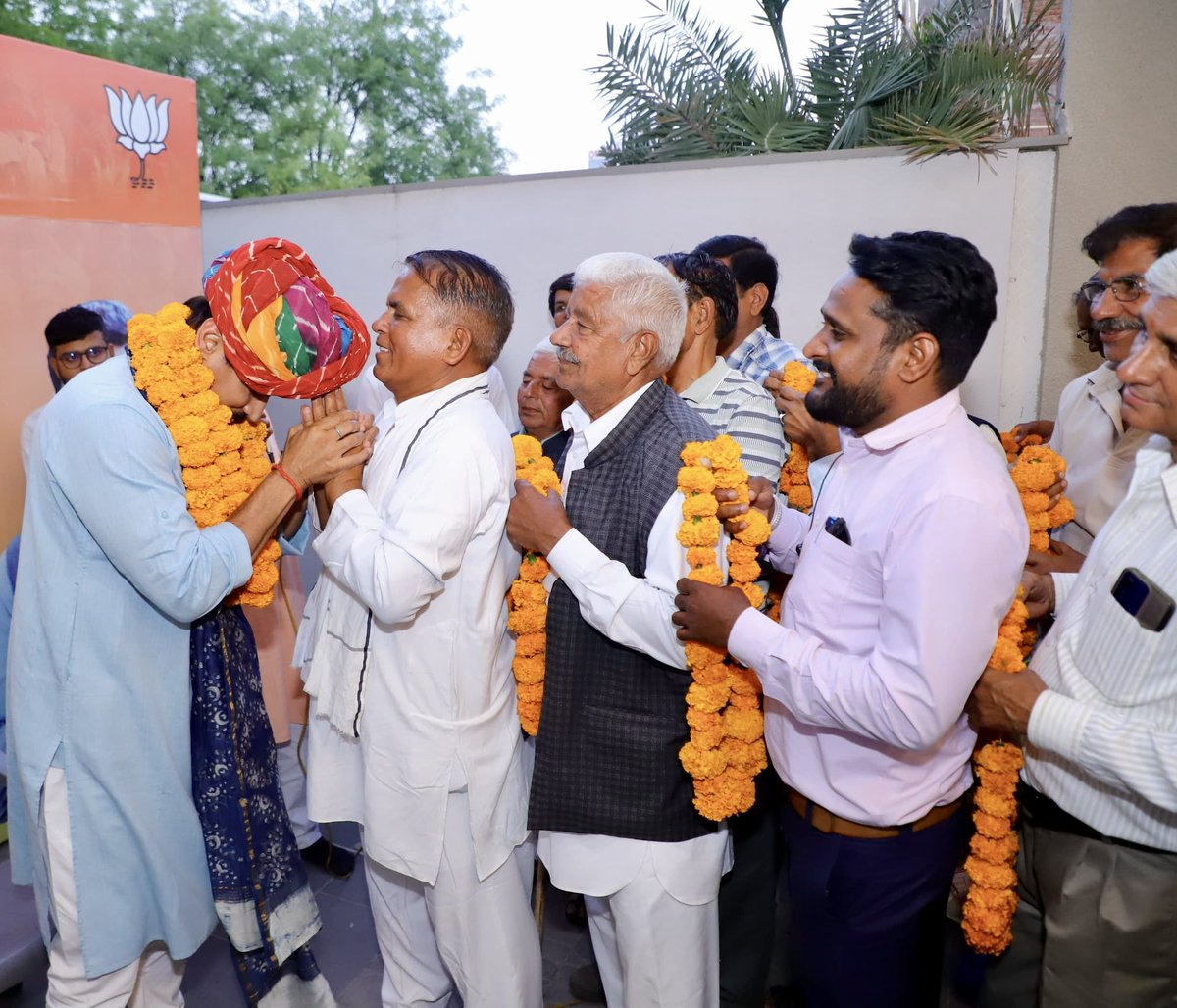 Ra_THORe's tweet photo. आप सभी का विश्वास और प्यार ही मेरी ताक़त है। आज पधारे अपने सभी साथियों से मिलकर नई ऊर्जा और आत्मविश्वास मिला। 
इसी विश्वास और साथ के साथ, हम सब मिलकर विकास की राह पर आगे बढ़ते रहेंगे। 

#Rajasthan #Vikas #SaathSaath https://t.co/FL9XUSavVl