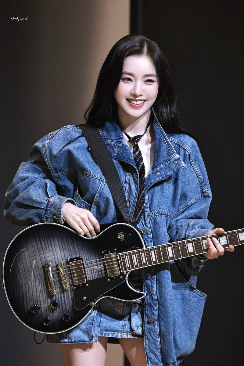 cloudyede's tweet photo. 260410 jp팬싸 jumpup fansign 
🎸❤️‍🔥🥵

#IRENE #아이린 #RedVelvet #레드벨벳 https://t.co/a6nQUDg53H