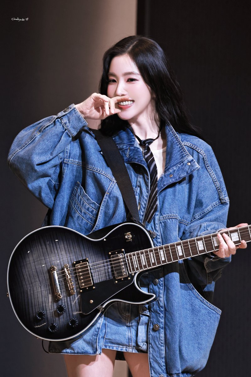 cloudyede's tweet photo. 260410 jp팬싸 jumpup fansign 
🎸❤️‍🔥🥵

#IRENE #아이린 #RedVelvet #레드벨벳 https://t.co/a6nQUDg53H