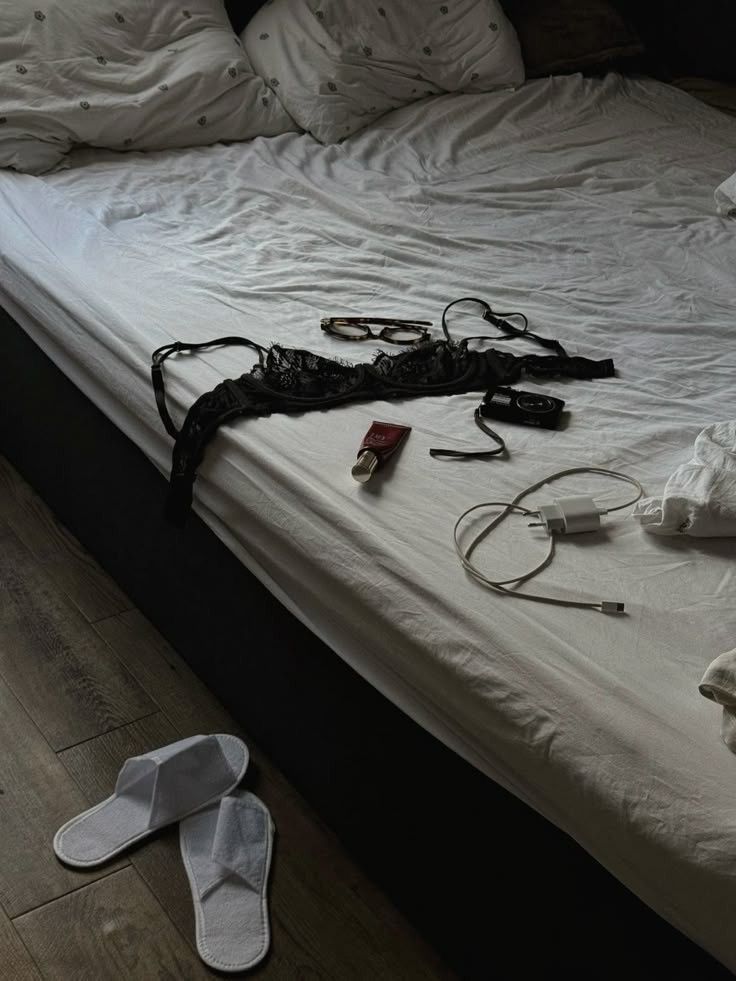 bbytaetaeve's tweet image. #taekook #kookv au 🔞

Teman sekamar

Setiap malam tae selalu diew* diam-diam sama temen sekamarnya yang mesum. 

CW// BOYPUSSY, BPTAE