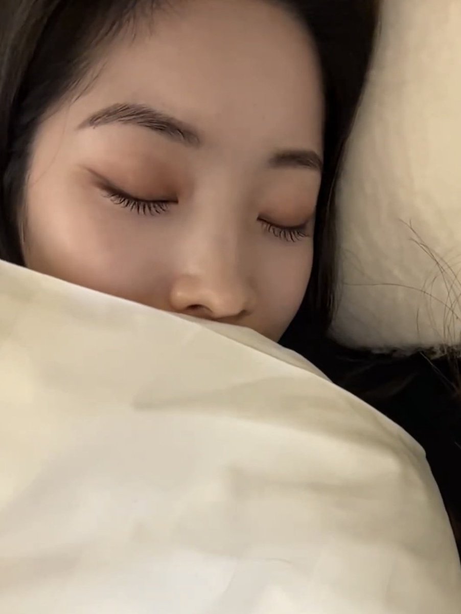 outrodhk's tweet photo. called my pretty girlfriend but she fell asleep midway 🥲🤍 https://t.co/N8TNWRT1YX