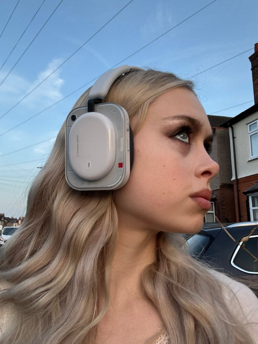 erin lecount tweet media