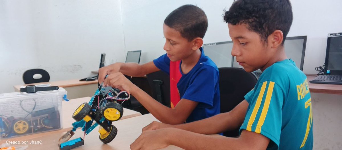 En el Infocentro CDC Tocuyito, se lleva el armado del robot PULIBOT donde los niños utilizaron piezas del kit ultimate 2.0, 2 motores reductores para darle desplazamiento al robot junto a otro motor reductor donde tiene la función de ir puliendo el piso,  #Infocentro