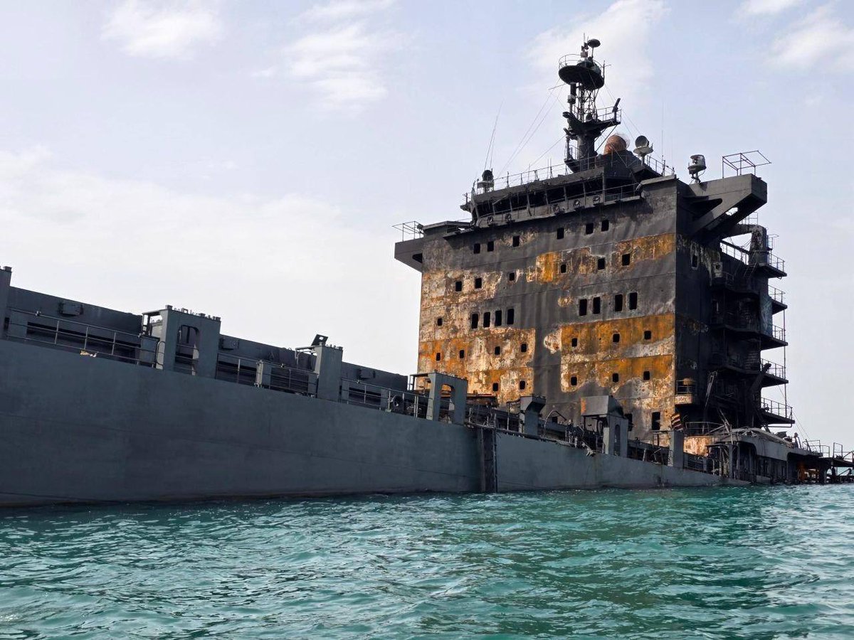 visionergeo's tweet image. 🇮🇷📸 Photos are circulating showing the destroyed so-called floating command base "Shahid Mahdavi" of the Islamic Revolutionary Guard Corps (IRGC) Navy of Iran, which was struck by US Air Force fighter jets...