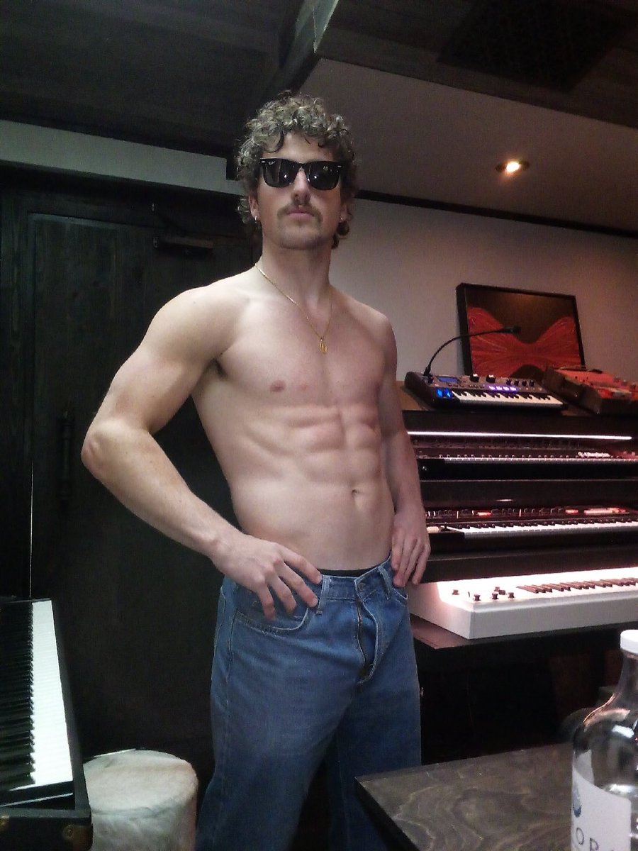 shirtless tweet media