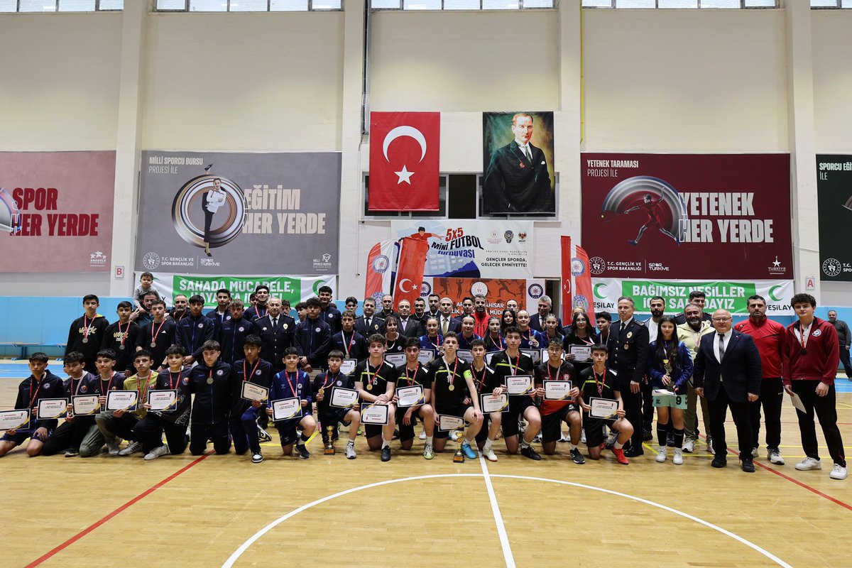 GSB_Afyon's tweet photo. Afyonkarahisar Valimiz Sayın Dr. Naci Aktaş, “Gençler Sporda Gelecek Emniyette” sloganıyla, İl Müdürlüğümüz ve Afyonkarahisar İl Emniyet Müdürlüğü işbirliğiyle düzenlenen 5x5 Mini Futbol Turnuvasının finaline katılarak başarılı gençleri ödüllendirdi. 

Valimiz Aktaş, gençlerimizi tebrik ederek, emeği geçenlere teşekkür etti.

@oa_bak @gencliksporbak @aktasnaci
