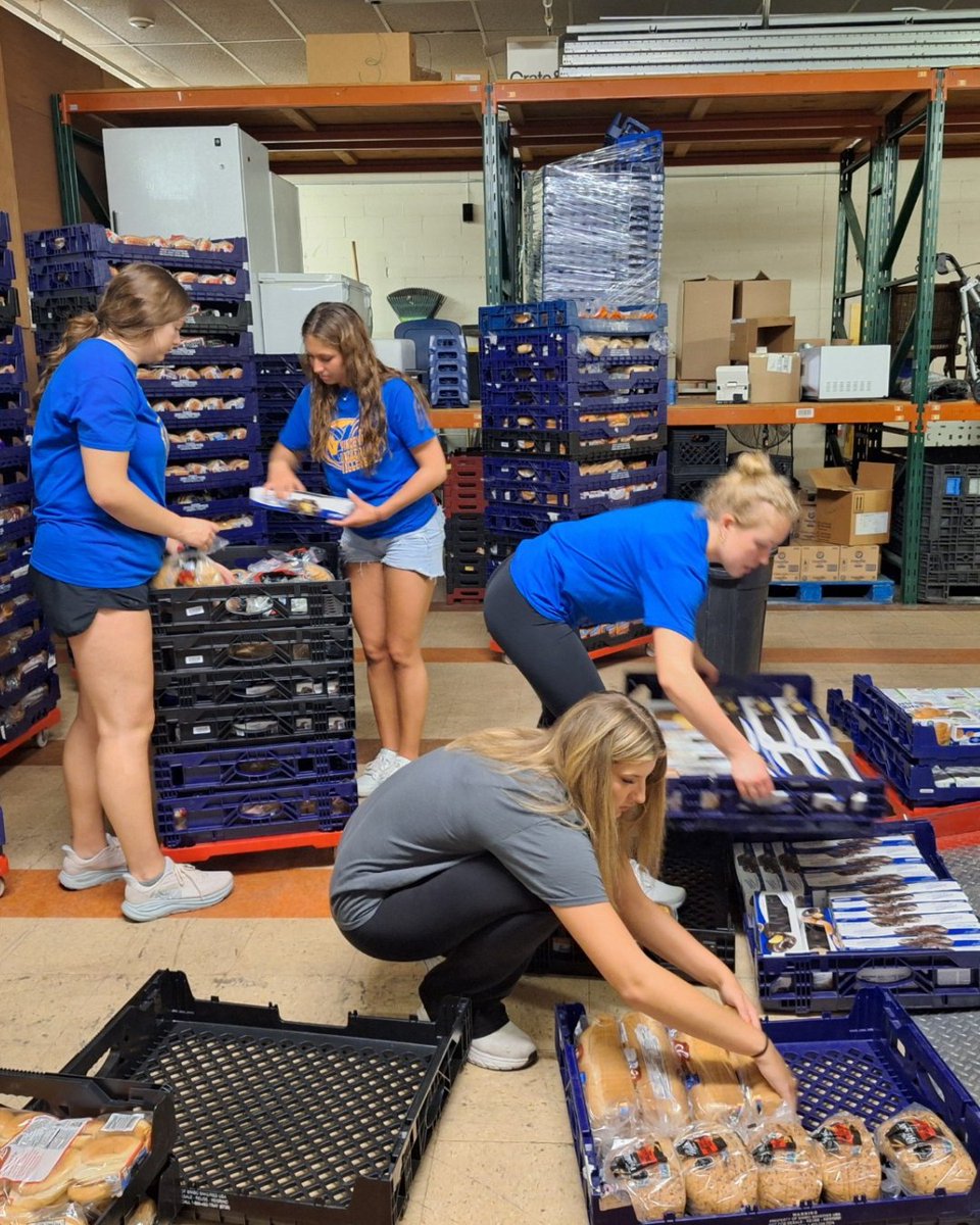 VUTrailblazers's tweet image. Serving Beyond the Court 🏐

Members of VU Volleyball spent time this week assisting with Helping His Hands food distribution, giving back to the community that supports them.

#CommunityConnection
#ServeTheBlaze 
#BlazerBuilt