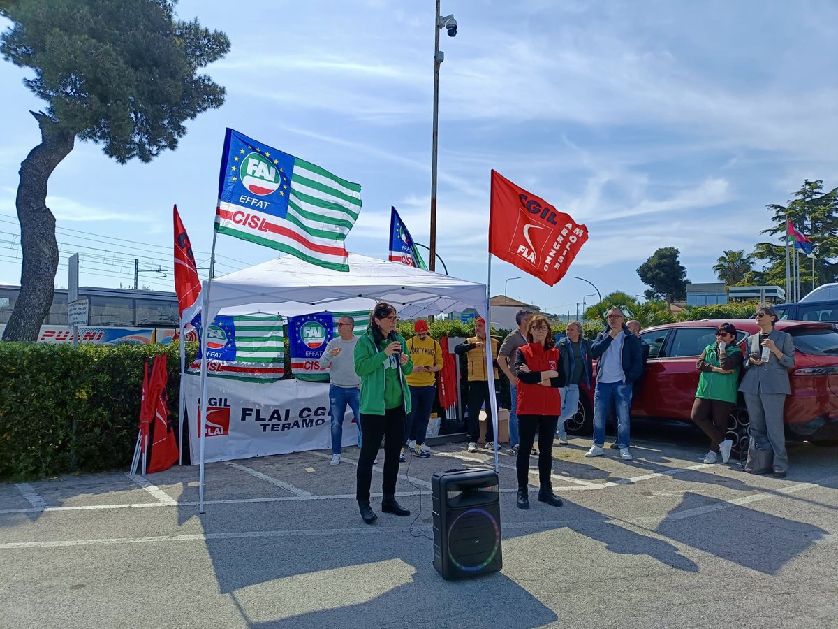 faicislabrmol's tweet photo. 📣 Sciopero e presidio Salpa 📣 L'azienda provoca gli stagionali con contratti di 1 settimana e non rispetta gli accordi. Il 21 aprile in Regione pretendiamo risposte chiare su occupazione, tutele e futuro dello stabilimento. Basta giocare con la vita dei dipendenti! https://t.co/RlHDhUHoJM