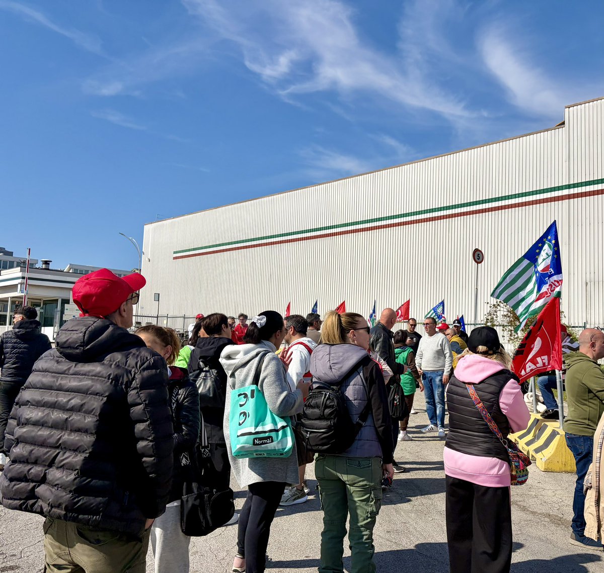 faicislabrmol's tweet photo. 📣 Sciopero e presidio Salpa 📣 L'azienda provoca gli stagionali con contratti di 1 settimana e non rispetta gli accordi. Il 21 aprile in Regione pretendiamo risposte chiare su occupazione, tutele e futuro dello stabilimento. Basta giocare con la vita dei dipendenti! https://t.co/RlHDhUHoJM