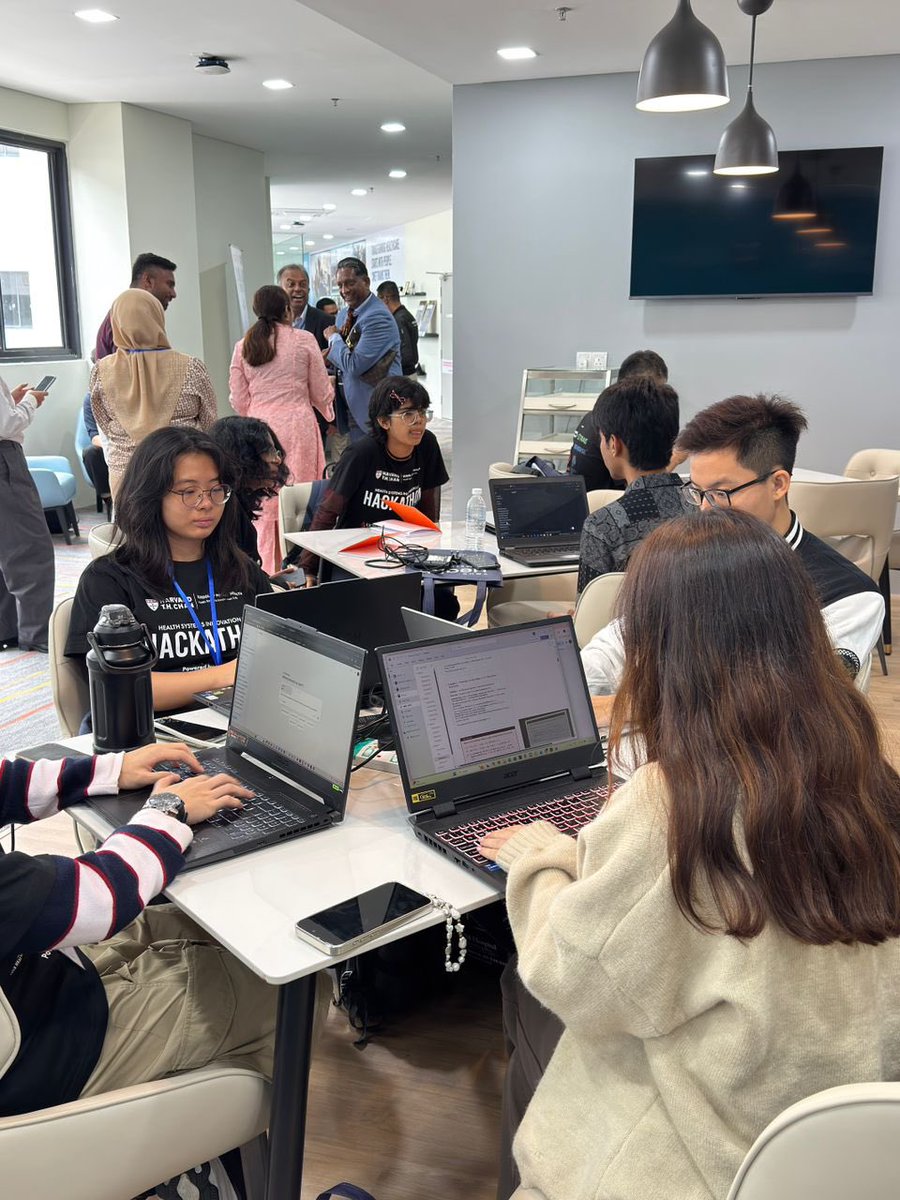 DGHisham's tweet image. The Harvard Health Systems Innovation Lab (HSIL) Global Hackathon started today at the Centre of Medical Education and Training (CMET), UCSI Hospital, the official Malaysian Hub.

All teams were mentored and coached today by a team of experts and will take the stage tomorrow to