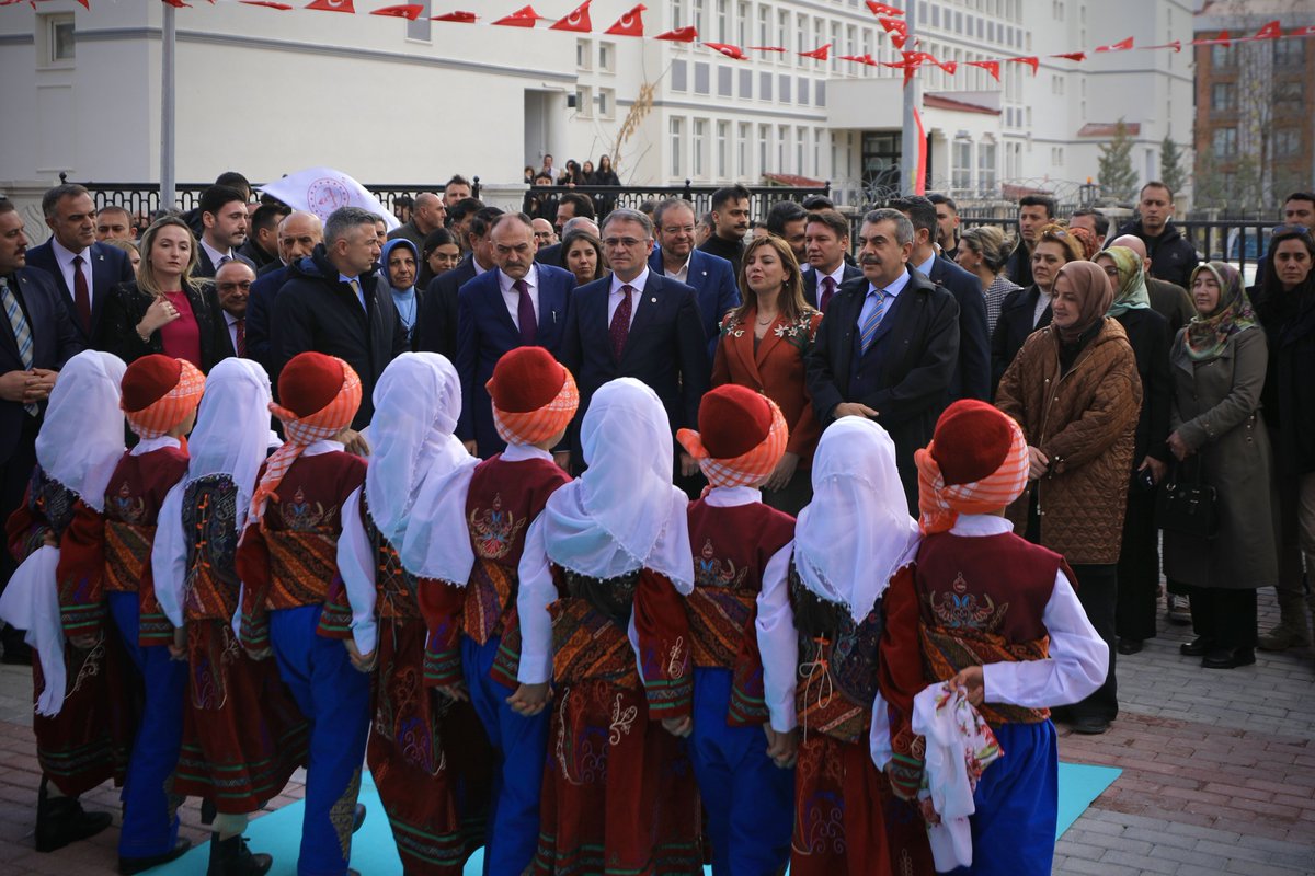 tcvanvaliligi's tweet photo. Milli Eğitim Bakanımız Sn. Yusuf Tekin, Valimiz Sn. Ozan Balcı, Cumhurbaşkanı Başdanışmanı Sn. Gülşen Orhan ve il protokolü ile birlikte Van Olgunlaşma Enstitüsü’nün yeni hizmet binasının açılışını yaptı. 

Açılışta, halk oyunu ekibinin gösterisini izleyen Bakanımız Sn. Yusuf Tekin, açılış kurdelesini de halk oyunu ekibi ve protokol üyeleri ile birlikte keserek fotoğraf çektirdi. 

Bakanımız Sn. Yusuf Tekin, enstitüdeki atölyelerde üretilen ürünleri inceleyerek dokuması tamamlanan bir kilimi kesti.

@valiozanbalci75
