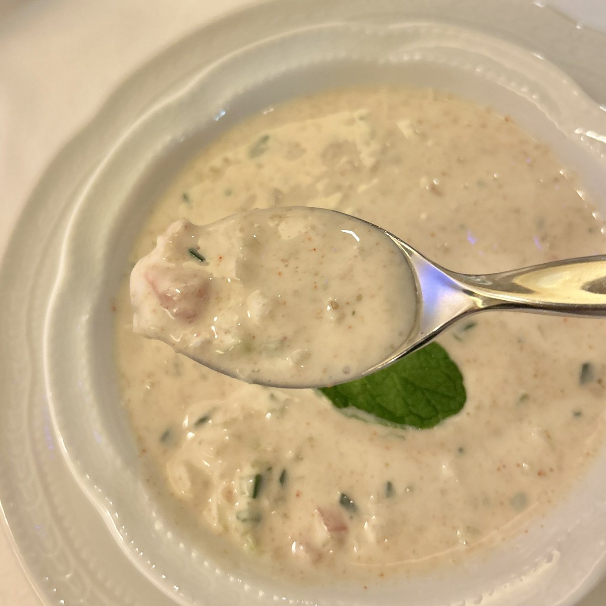 kodo_jo's tweet image. #孤独のグルメ11 #ep2
#インディアンレストラン西麻布byKENBOKKE

自家製の『ラッシー(550円)』はグラスがズンと重くて何かの原液かと思うくらいの濃度😋

『ライタ(730円)』は胡瓜やトマト入りの自家製ヨーグルト…のはずがなぜか後味が辛い🌶️