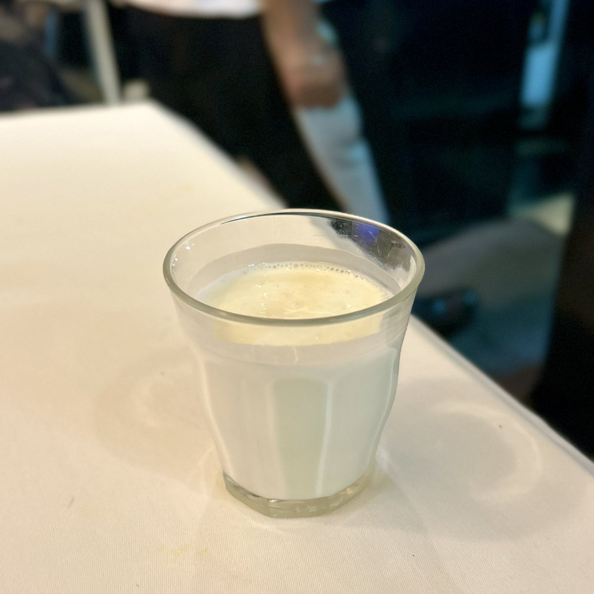 kodo_jo's tweet image. #孤独のグルメ11 #ep2
#インディアンレストラン西麻布byKENBOKKE

自家製の『ラッシー(550円)』はグラスがズンと重くて何かの原液かと思うくらいの濃度😋

『ライタ(730円)』は胡瓜やトマト入りの自家製ヨーグルト…のはずがなぜか後味が辛い🌶️