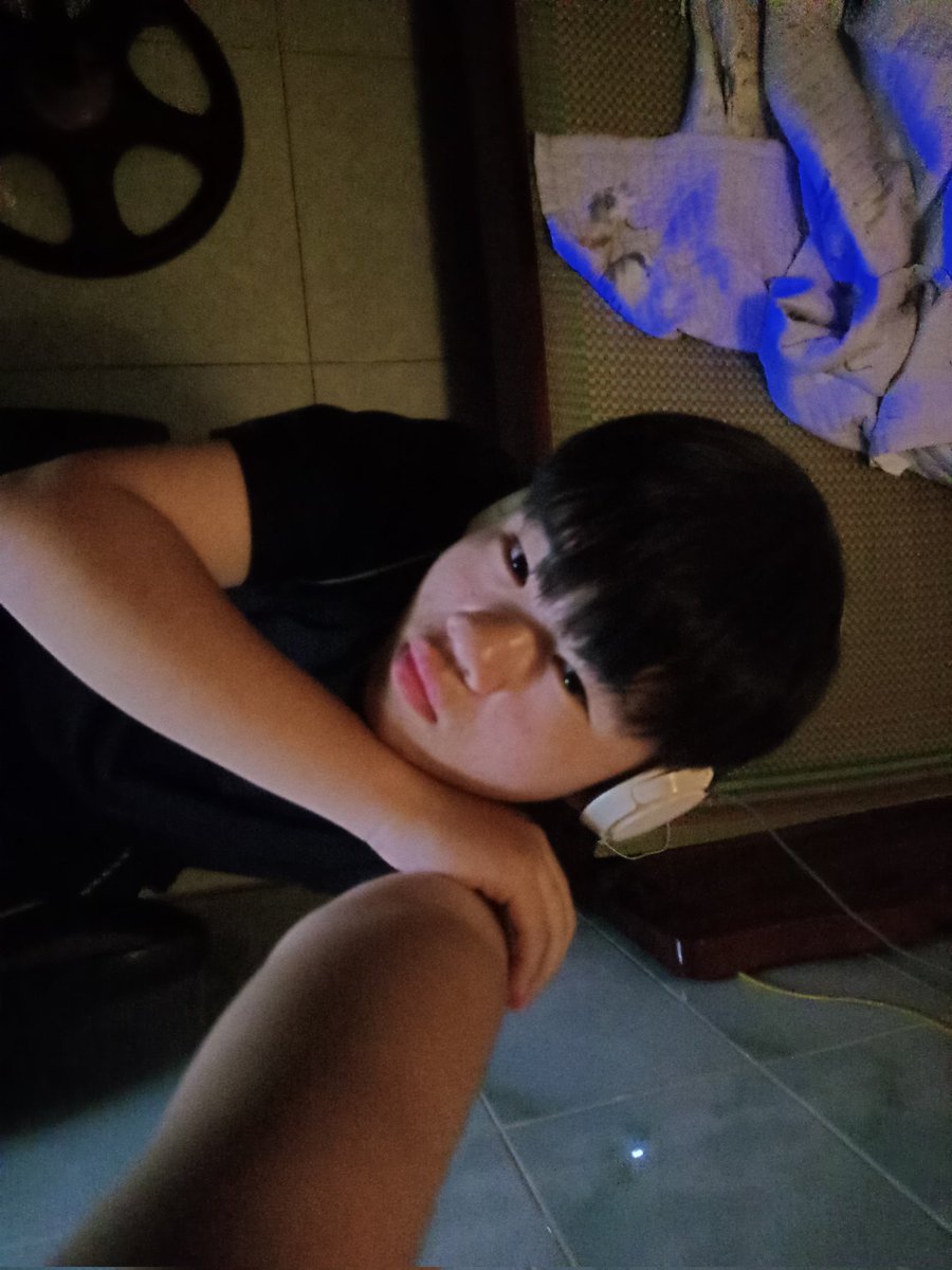 mtt80513's tweet photo. Netflix and chill for weekend https://t.co/63LDhZs9yX