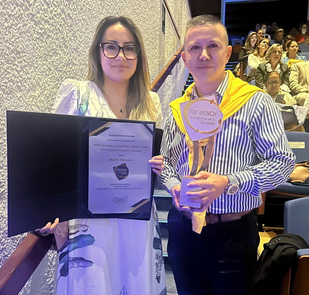 SecSaludCundi's tweet photo. 🏆 ¡Doble logro!

En el Club Bench de Experiencias Exitosas, el Hospital San Rafael de Facatativá se ganó dos reconocimientos que nos llenan de orgullo:

🥇 Premio Top Bench Categoría Oro: elegidos por los jurados de la Fundación Guayacanes tras un riguroso proceso de evaluación técnica que reconoció su eficiencia y eficacia en los procesos que impactan la salud de su comunidad.

��� Experiencia inspiradora más votada: con 1.852 votos, fueron la experiencia que más corazones conquistó en el evento. Un reconocimiento que no viene de un jurado, sino de personas que vieron en su trabajo algo que vale la pena destacar y apoyar. Eso, para ellos, no tiene precio.

Dos premios, una sola misión: seguir transformando y mejorando la salud de los cundinamarqueses cada día. ¡Felicitaciones a todo el equipo del Hospital San Rafael de Facatativá y gracias a todos los que creyeron en su labor! 💙

#MejorandoInnovandoHumanizando