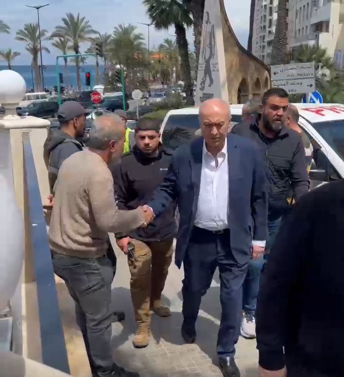 في عين المريسة، بين الركام ووجع الناس، رأيت الخوف في عيون أهل بيروت… رأيت أمًّا تحاول أن تطمئن أولادها، وشبابًا يسألون: إلى متى؟

الغارات التي استهدفت مواقع لحزب الله انتهت بمأساة طالت الأبرياء، وهذا وجع لا يمكن السكوت عنه. لا يجوز أن يبقى أهلنا رهائن لأي سلاح خارج الدولة، ولا