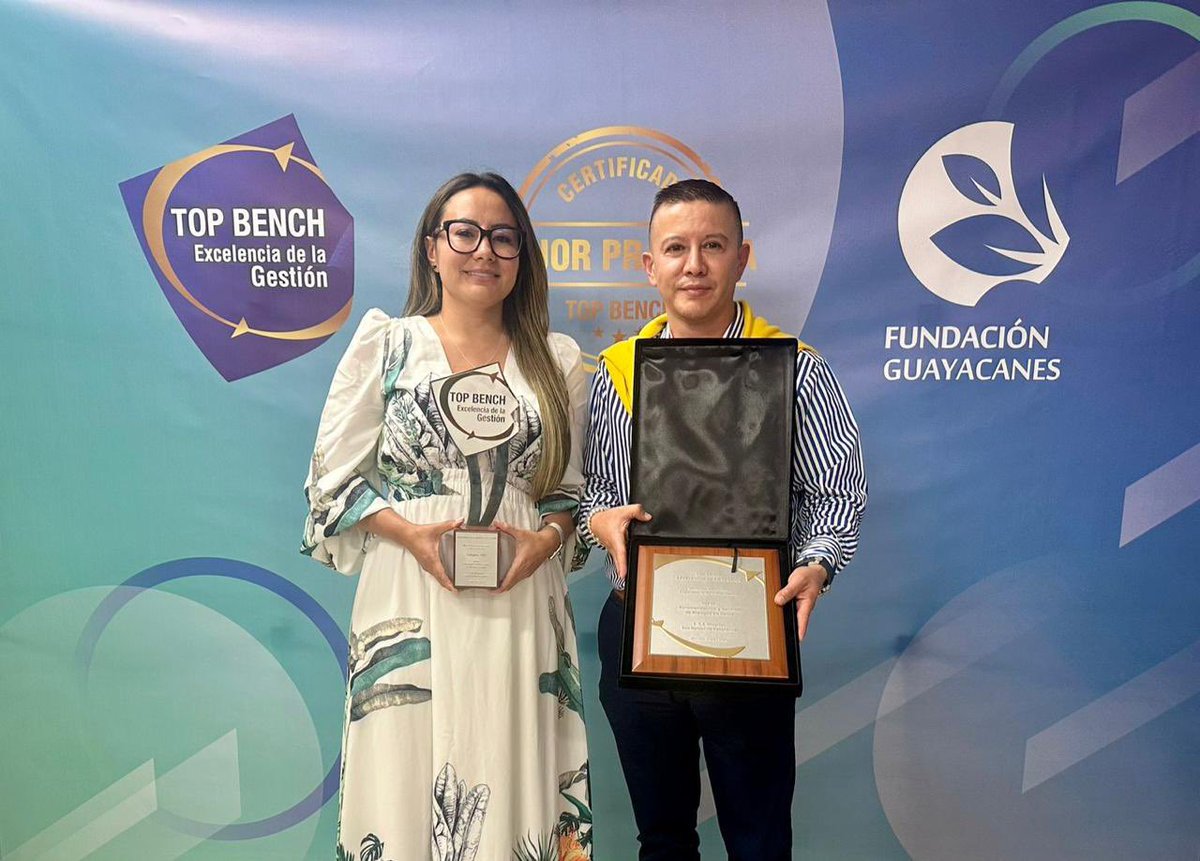 SecSaludCundi's tweet photo. 🏆 ¡Doble logro!

En el Club Bench de Experiencias Exitosas, el Hospital San Rafael de Facatativá se ganó dos reconocimientos que nos llenan de orgullo:

🥇 Premio Top Bench Categoría Oro: elegidos por los jurados de la Fundación Guayacanes tras un riguroso proceso de evaluación técnica que reconoció su eficiencia y eficacia en los procesos que impactan la salud de su comunidad.

��� Experiencia inspiradora más votada: con 1.852 votos, fueron la experiencia que más corazones conquistó en el evento. Un reconocimiento que no viene de un jurado, sino de personas que vieron en su trabajo algo que vale la pena destacar y apoyar. Eso, para ellos, no tiene precio.

Dos premios, una sola misión: seguir transformando y mejorando la salud de los cundinamarqueses cada día. ¡Felicitaciones a todo el equipo del Hospital San Rafael de Facatativá y gracias a todos los que creyeron en su labor! 💙

#MejorandoInnovandoHumanizando