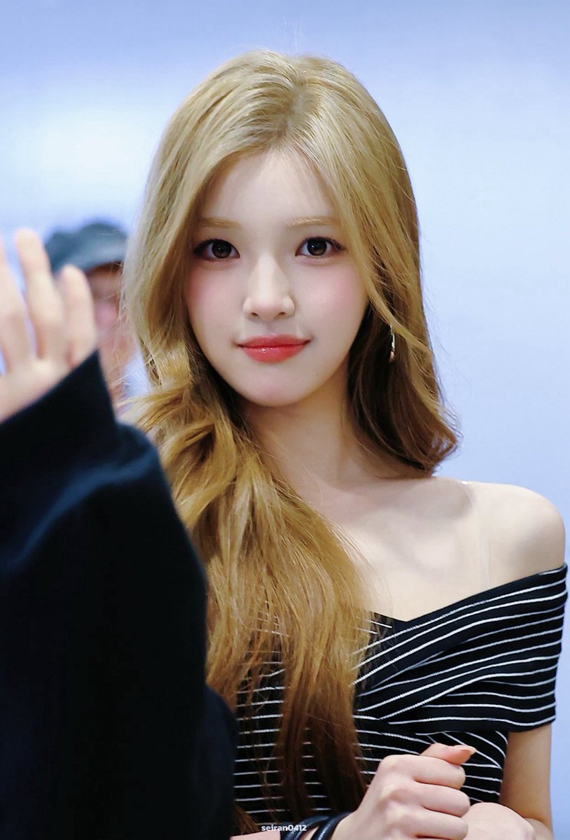 yvuhha's tweet photo. How do I look? 🥺✨ https://t.co/9lfZMXne6a