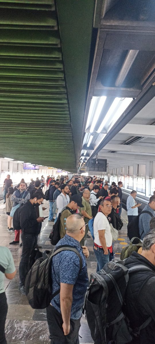 3NRK's tweet photo. @MetroCDMX @DenunciasMetro 
Que fregados pasa en la #Linea3 ???
Más de 15 minutos y el #metro no pasa!!!
Cómo a ustedes no les descuentan el día!!!
#QuePocaMadre
#PesimoServicio https://t.co/D7D83ZXldL