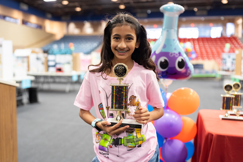 SWE_Explorers's tweet photo. Rock Star Sighting!!!
Look at this elementary rock star!  This is the one and only Ms. Radha P. This was taken after she won 1st place in the District Science Fair for her project “Rooted Against Runoff."
Way to Go Radha! We are SWE Proud! https://t.co/4sTosLsgPD
