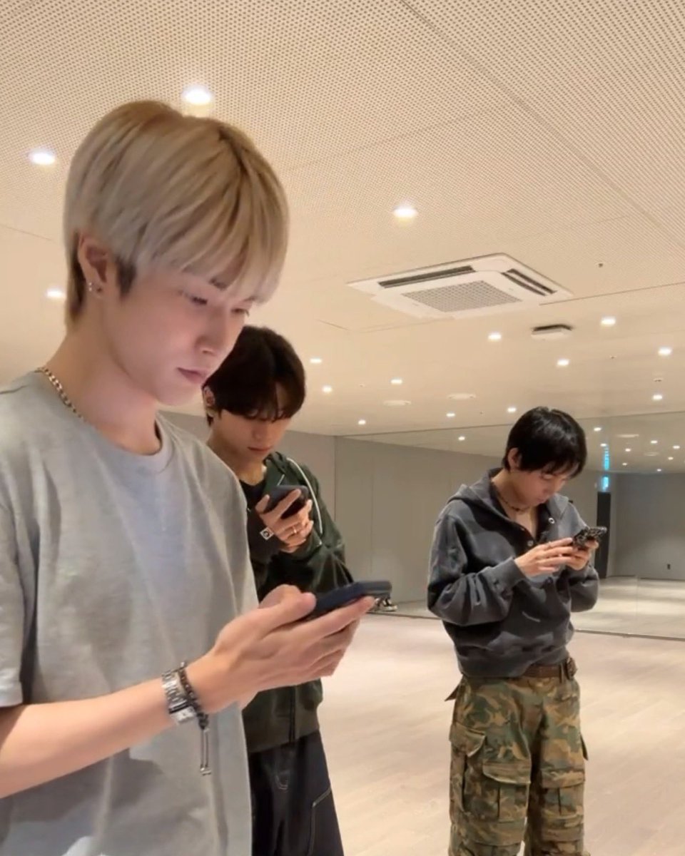 gayclubmusic's tweet image. today's generation summed up in one photo #smh