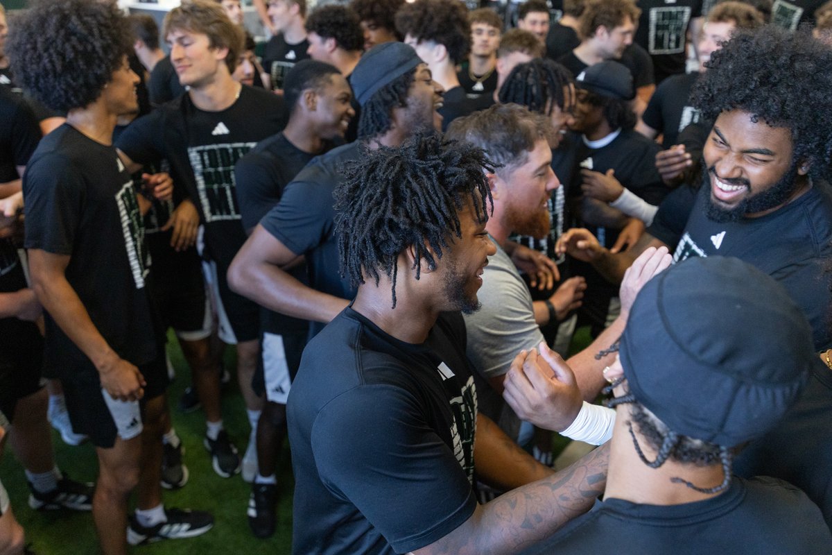 OhioFootball's tweet photo. 𝗕𝗨𝗜𝗟𝗧 𝗢𝗡 𝗙𝗥𝗜𝗗𝗔𝗬𝗦. 🏋️‍♂️

#OUohyeah https://t.co/z8yUtAhkT7