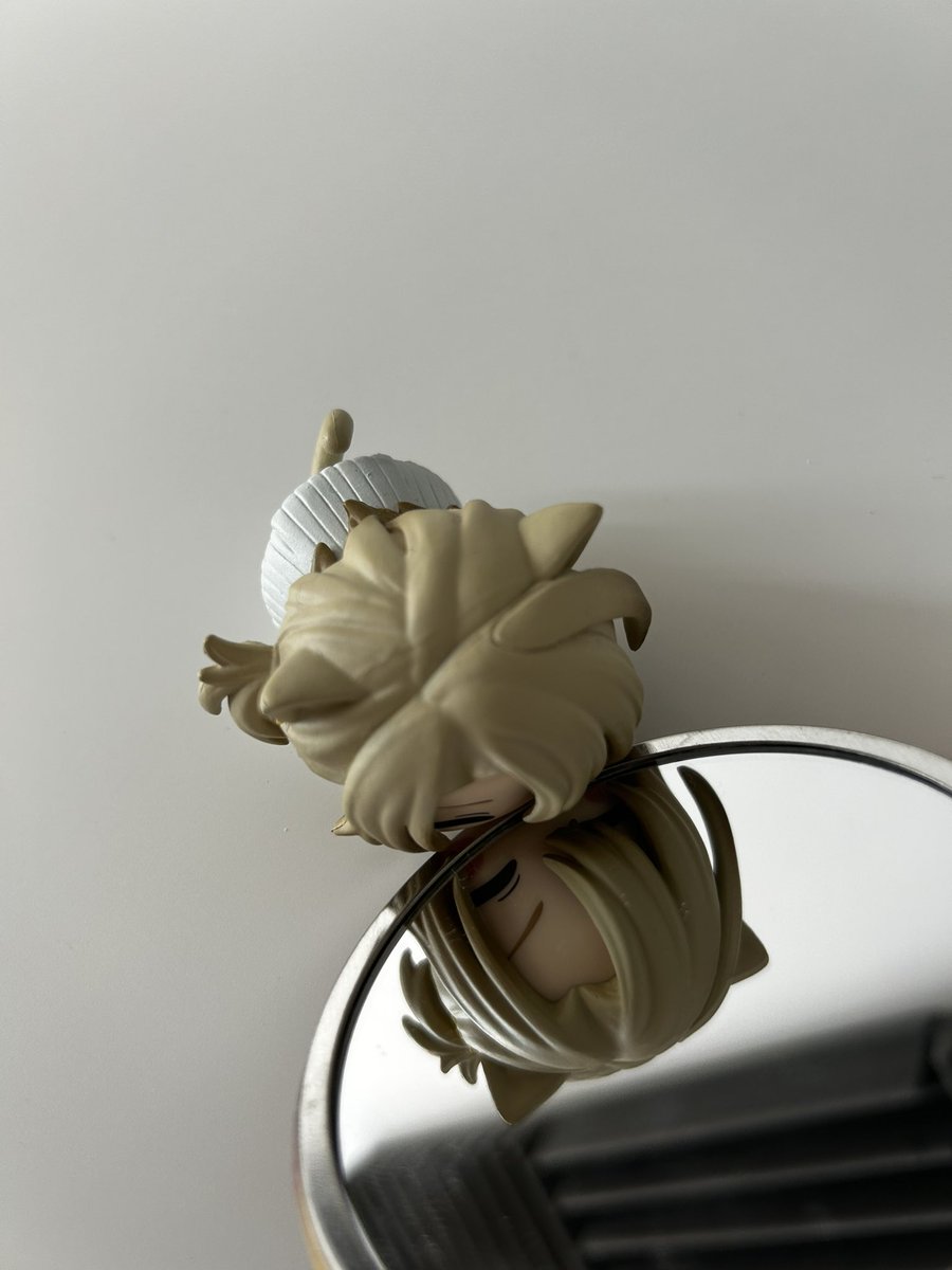 Kitty starring at himself 

#lucakaneshiro