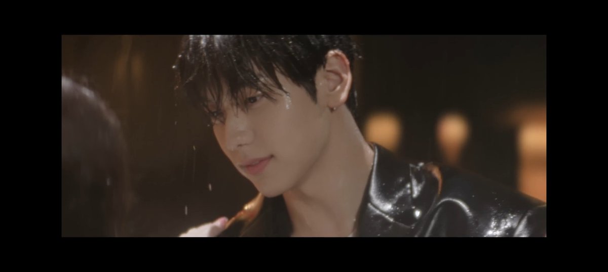 soobiwuv's tweet photo. please GUE MASIH IKUT DEGDEGAN sama tatapan matanya soobin pas dansa di bawah air hujan ini..... natapnya dalem banget😭😭 auranya kek second lead di drama drama angst/sedih djshdhdh soobin actor when https://t.co/VL18QDQxWa