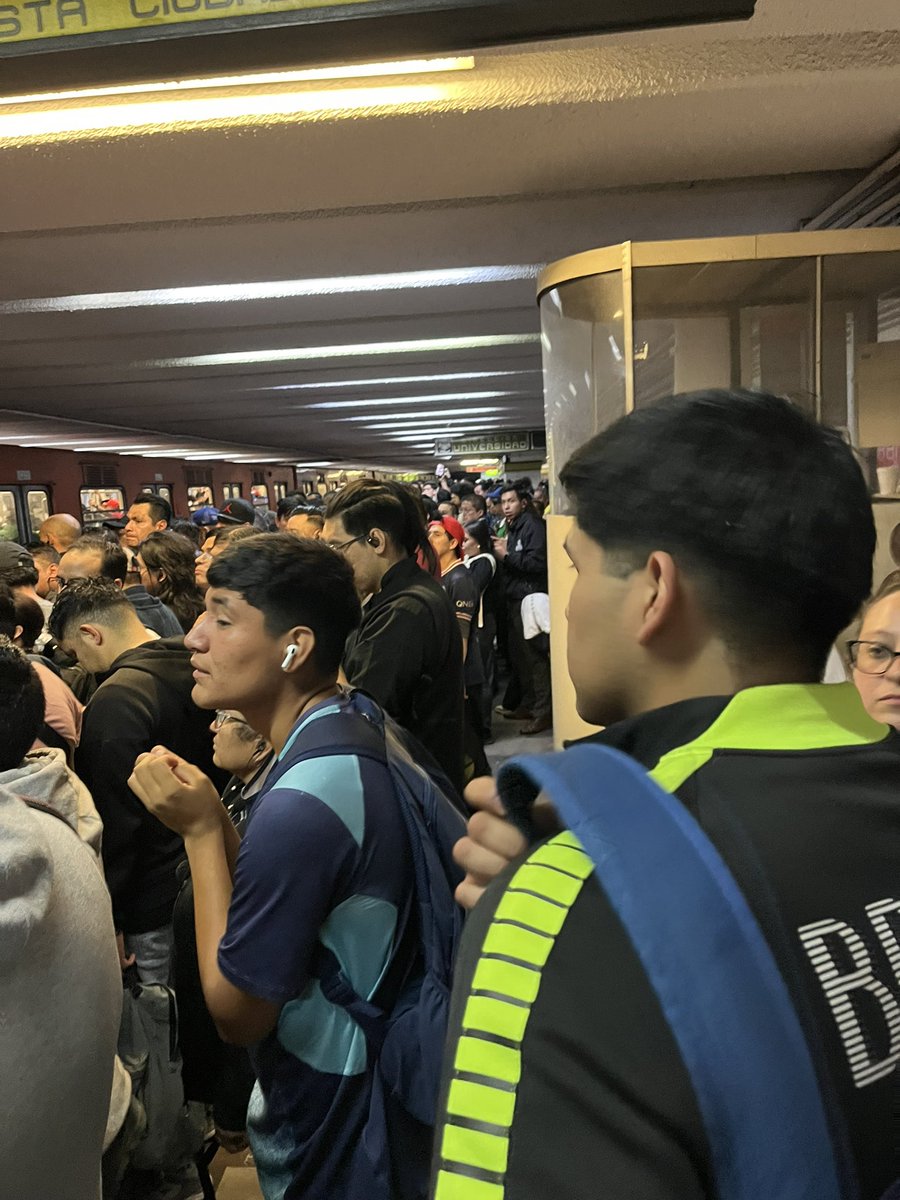 finoastro's tweet photo. @MetroCDMX Cámara ya pónganse a chambear!!!
No pasa ni un solo tren en guerrero y toda la gente está molesta y los policías pendejos burlándose de la gente que les pregunta https://t.co/lFsFxj0lPA
