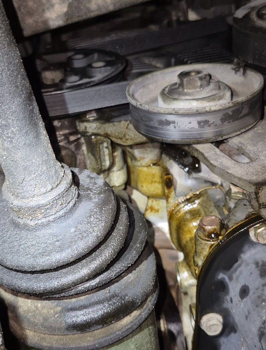 stevesautova's tweet photo. We are addressing an oil leak on a Mazda Millenia.

Oil appears to be coming from the front of the engine. Our technician is starting the repair by replacing the camshaft seal and crankshaft seal.

https://t.co/emvhCfcoxi https://t.co/aearFmhZNE