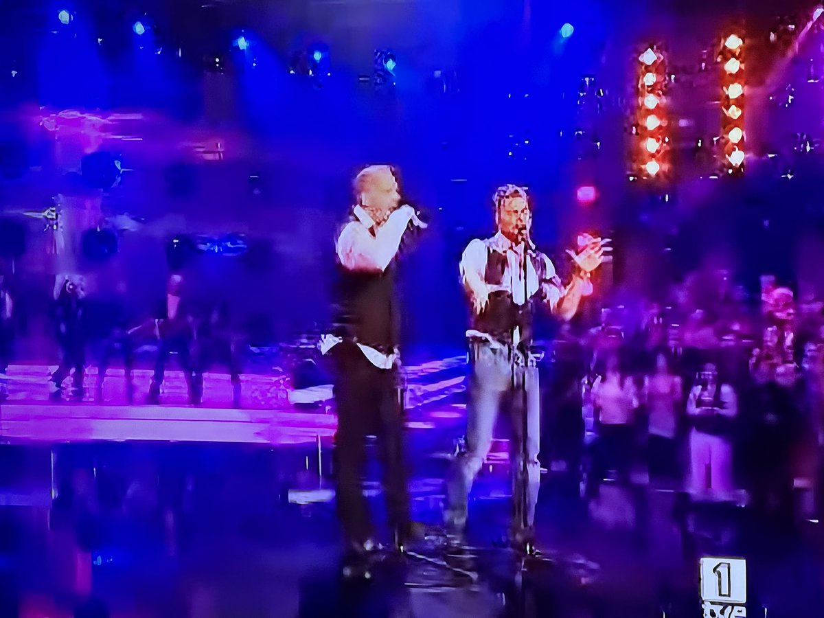 Creen que Bosé y Ricky Martín se hayan dado sus besos cuando grabaron esto?  🔥