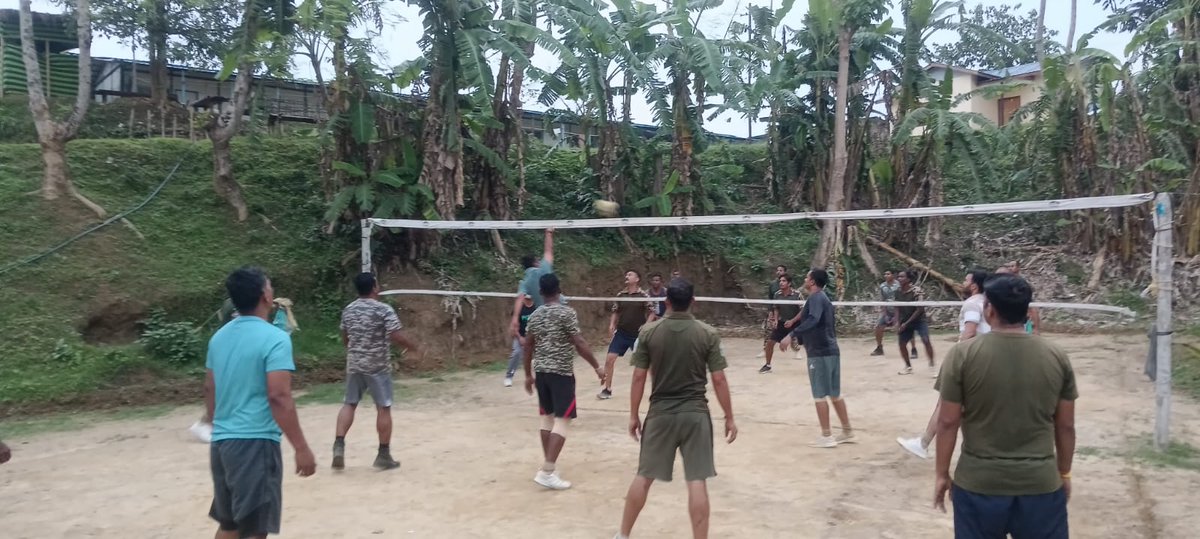 2Diphu's tweet image. After day long  duties,  Jawans of 20 Bn CRPF, Jiribam, Manipur relieve their stress by playing indoor &amp;amp; outdoor games in the evening. Fitness &amp;amp; fun, a winning combo! #CRPF #StressRelief #JawansInAction #FitnessAndFun"