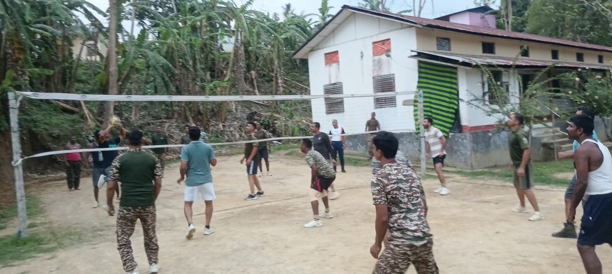2Diphu's tweet image. After day long  duties,  Jawans of 20 Bn CRPF, Jiribam, Manipur relieve their stress by playing indoor &amp;amp; outdoor games in the evening. Fitness &amp;amp; fun, a winning combo! #CRPF #StressRelief #JawansInAction #FitnessAndFun"