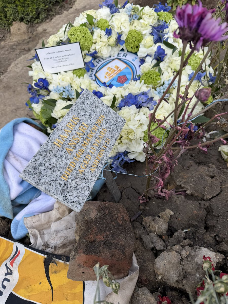 The club would like to thank Manchester City for paying their respects to Haaris today.

The club hand delivered a beautiful wreath to us which was then placed on Haaris’s grave on behalf of some of our U14’s coaches. 🩵🌸