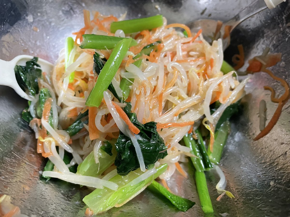 Tomo_Mrk3B01's tweet image. Cooking tasty dishes is one of the best way for me to relieve huge stress, at this time of night though!
Okay. Today’s new prep meal cooking finished! Boiled bean sprouts and mustard spinach, and sliced carrot salad😋
#twinglish #cookingathome #salad